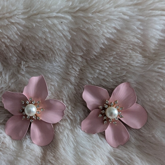 Lilly Pulitzer Jewelry - Lilly Pulitzer Pink Floral Earrings with Pearl